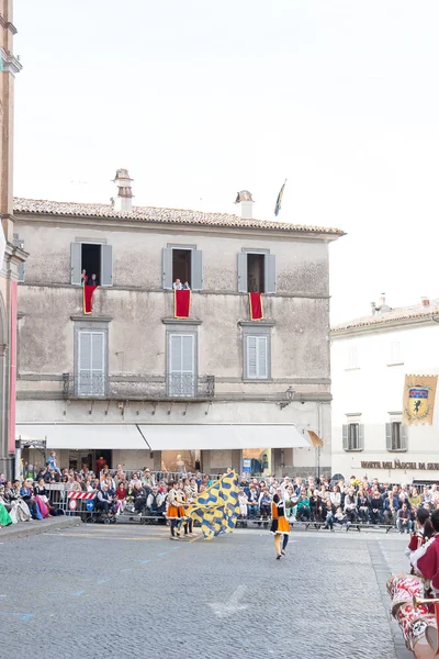 Acquapendente, İtalya - 18 Mayıs 2014, Festa dei Pugnaloni Festivali'nde kent merkezinde — Stok fotoğraf