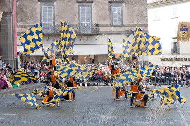 Acquapendente, İtalya - 18 Mayıs 2014, Festa dei Pugnaloni Festivali'nde kent merkezinde