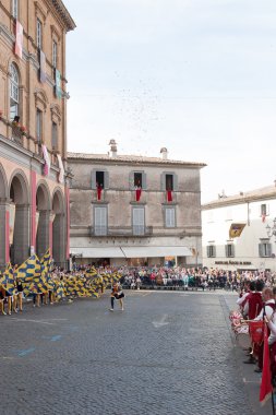 Acquapendente, İtalya - 18 Mayıs 2014, Festa dei Pugnaloni Festivali'nde kent merkezinde