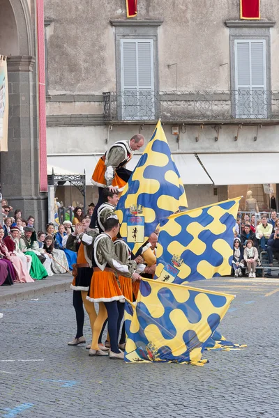 Acquapendente, Italien - 18 maj 2014, Festa dei Pugnaloni Festival i staden centrerar — Stockfoto