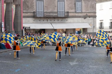 Acquapendente, İtalya - 18 Mayıs 2014, Festa dei Pugnaloni Festivali'nde kent merkezinde