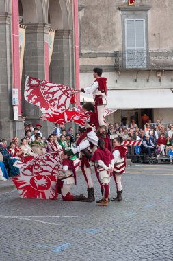Acquapendente, İtalya - 18 Mayıs 2014, Festa dei Pugnaloni Festivali'nde kent merkezinde