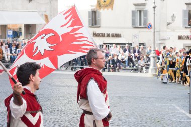 Acquapendente, İtalya - 18 Mayıs 2014, Festa dei Pugnaloni Festivali'nde kent merkezinde