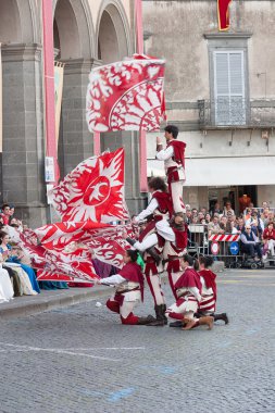 Acquapendente, İtalya - 18 Mayıs 2014, Festa dei Pugnaloni Festivali'nde kent merkezinde