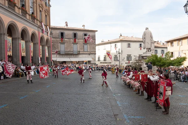 Аккуапенденте (Італія)-18 травня 2014 року Festa dei Pugnaloni фестиваль в центрі міста — стокове фото