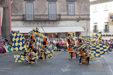 Acquapendente, İtalya - 18 Mayıs 2014, Festa dei Pugnaloni Festivali'nde kent merkezinde