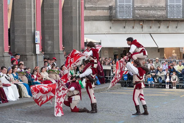 Acquapendente, ITALIA - 18 MAYO 2014, Festa dei Pugnaloni Festival en el centro de la ciudad —  Fotos de Stock