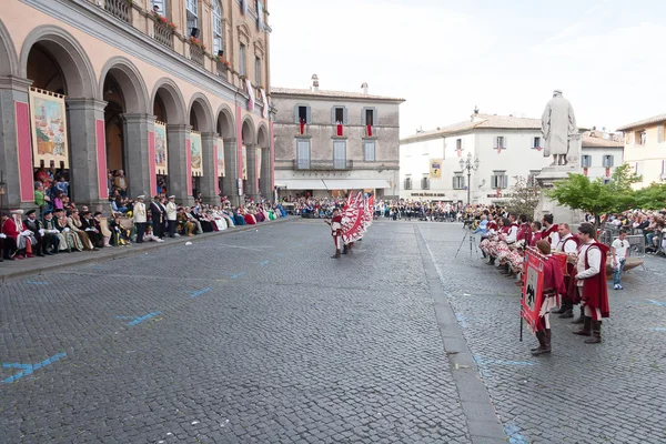 Аккуапенденте (Італія)-18 травня 2014 року Festa dei Pugnaloni фестиваль в центрі міста — стокове фото