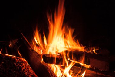 Geceleri şenlik ateşi