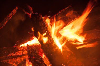 Geceleri şenlik ateşi