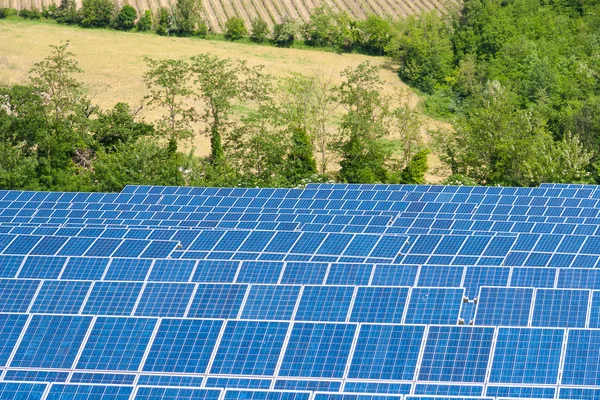 Paneles azules de energía solar — Foto de Stock