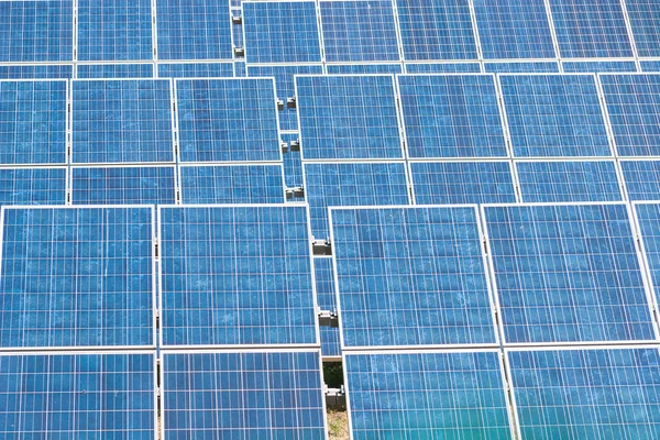 Paneles azules de energía solar — Foto de Stock