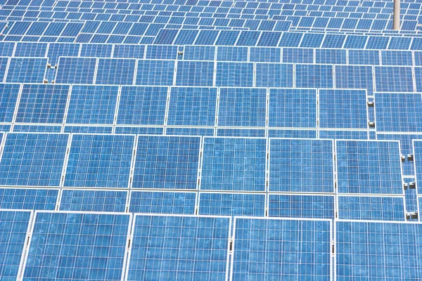 Painéis de energia solar azul — Fotografia de Stock