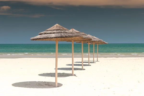 Umbrellas on the beach — Stock Photo, Image