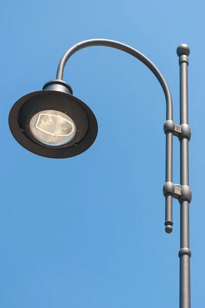 Streetlight Pilar contra o céu azul — Fotografia de Stock