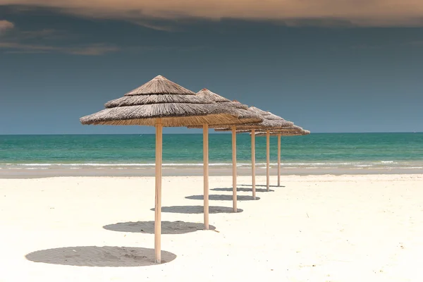 Sombrillas en la playa — Foto de Stock