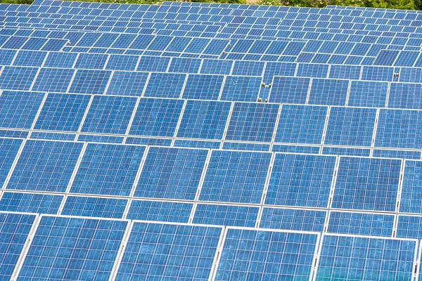 Paneles azules de energía solar — Foto de Stock