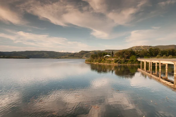 Lago e ponte — Fotografia de Stock