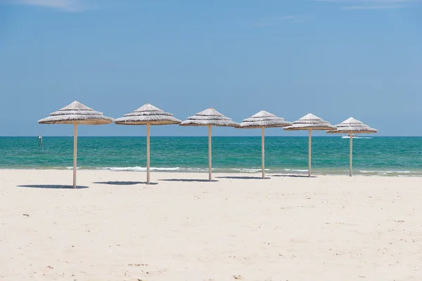 Umbrellas on the beach — Stock Photo, Image