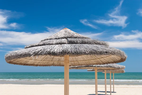 Parasols op het strand — Stockfoto