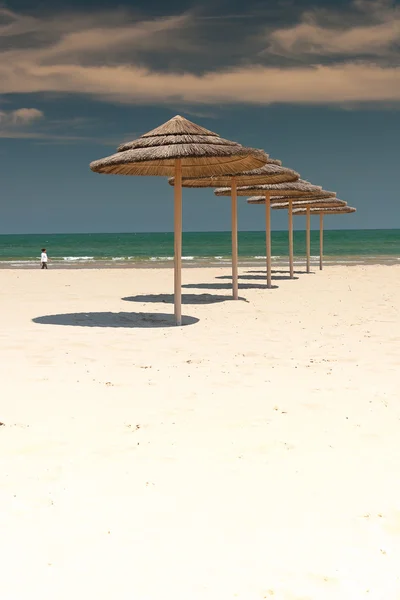 Umbrellas on the beach — Stock Photo, Image