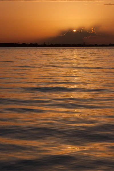 Pôr-do-sol no mar Mediterrâneo — Fotografia de Stock