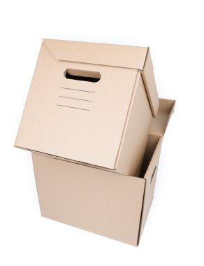 beyaz izole kahverengi karton kutu