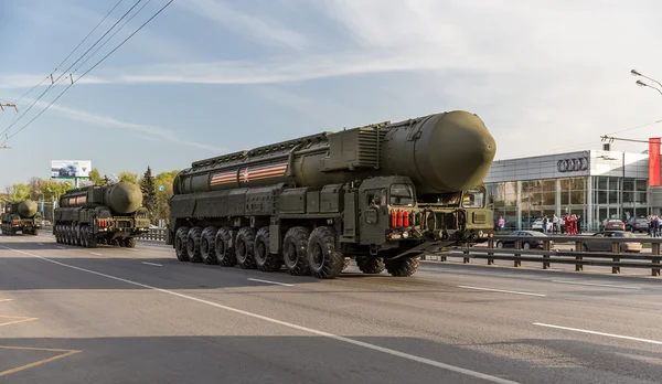 Moscow, RUSSIA - MAY 9 2015: Military transportation on its back way after Victory Day Parade — Stock Photo, Image