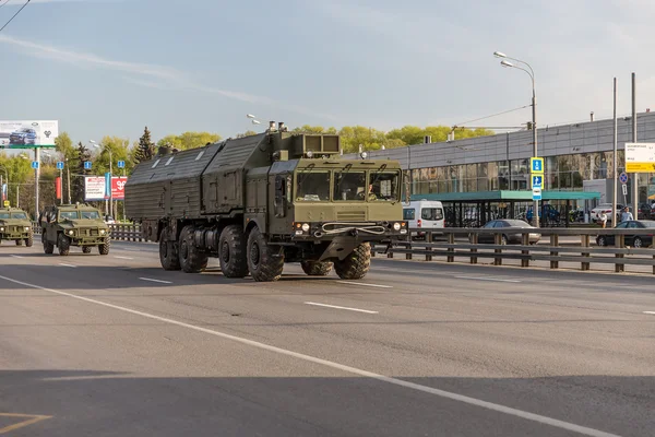 Moscow, RUSSIA - MAY 9 2015: Military transportation on its back way after Victory Day Parade — Stock Photo, Image