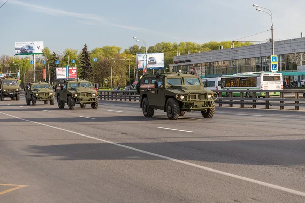 Москва, Россия - 9 мая 2015 года: Военный транспорт на обратном пути после парада в честь Дня Победы — стоковое фото