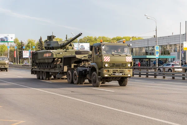 Moscow, RUSSIA - MAY 9 2015: Military transportation on its back way after Victory Day Parade — Stock Photo, Image