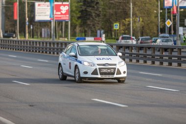 Moskova, Rusya - 9 Mayıs 2015: Askeri taşıma sırtında bastıktan sonra zafer günü yürüyüşü