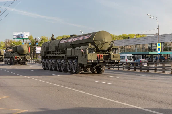 Moscow, RUSSIA - MAY 9 2015: Military transportation on its back way after Victory Day Parade — Stock Photo, Image