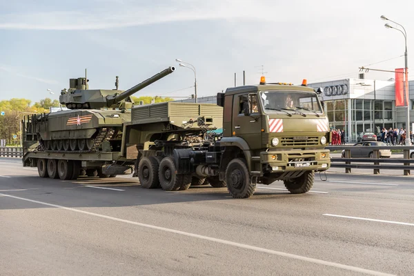 Moskva, Rusko - Květen 9 2015: Vojenské dopravy na záda tak po oslavy dne vítězství — Stock fotografie
