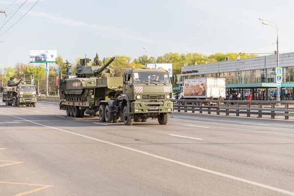 Moscou, RUSSIE - 9 MAI 2015 : Le transport militaire sur le dos après le défilé du Jour de la Victoire — Photo