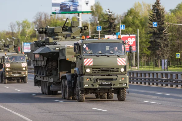 Moscú, RUSIA - 9 DE MAYO DE 2015: El transporte militar en su camino de regreso después del desfile del Día de la Victoria —  Fotos de Stock