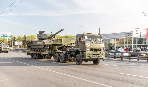 Moscow, RUSSIA - MAY 9 2015: Military transportation on its back way after Victory Day Parade — Stock Photo, Image