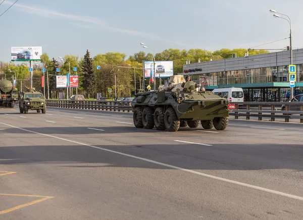 Moscú, RUSIA - 9 DE MAYO DE 2015: El transporte militar en su camino de regreso después del desfile del Día de la Victoria —  Fotos de Stock