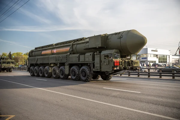 Moscow, RUSSIA - MAY 9 2015: Military transportation on its back way after Victory Day Parade — Stock Photo, Image