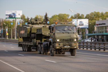 Moskova, Rusya - 9 Mayıs 2015: Askeri taşıma sırtında bastıktan sonra zafer günü yürüyüşü