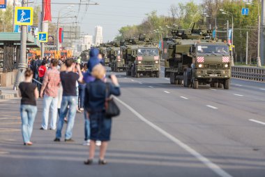 Moskova, Rusya - 9 Mayıs 2015: Askeri taşıma sırtında bastıktan sonra zafer günü yürüyüşü
