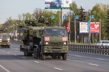 Moskova, Rusya - 9 Mayıs 2015: Askeri taşıma sırtında bastıktan sonra zafer günü yürüyüşü