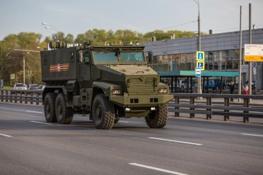 Moskova, Rusya - 9 Mayıs 2015: Askeri taşıma sırtında bastıktan sonra zafer günü yürüyüşü