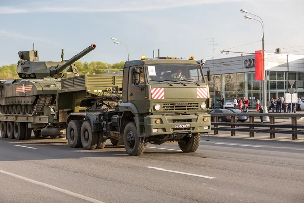 Moscow, RUSSIA - MAY 9 2015: Military transportation on its back way after Victory Day Parade — Stock Photo, Image