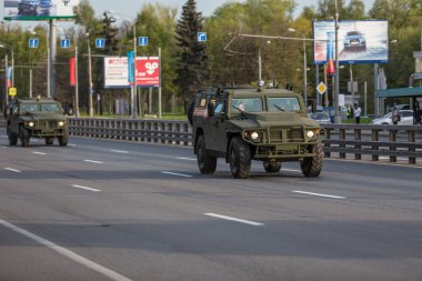 Moskova, Rusya - 9 Mayıs 2015: Askeri taşıma sırtında bastıktan sonra zafer günü yürüyüşü