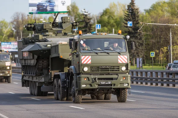 Москва, Россия - 9 мая 2015 года: Военный транспорт на обратном пути после парада в честь Дня Победы — стоковое фото