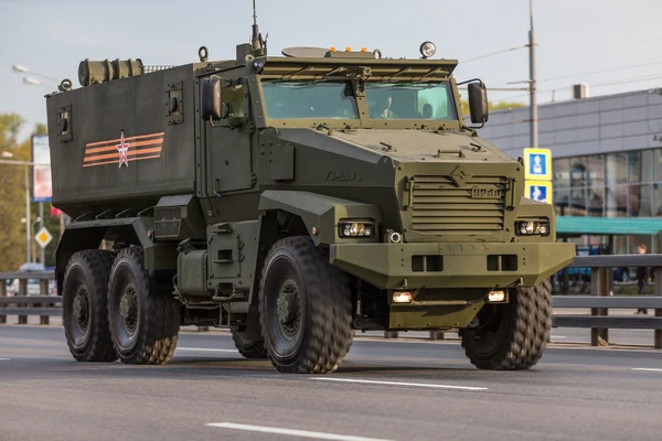 Moscú, RUSIA - 9 DE MAYO DE 2015: El transporte militar en su camino de regreso después del desfile del Día de la Victoria —  Fotos de Stock