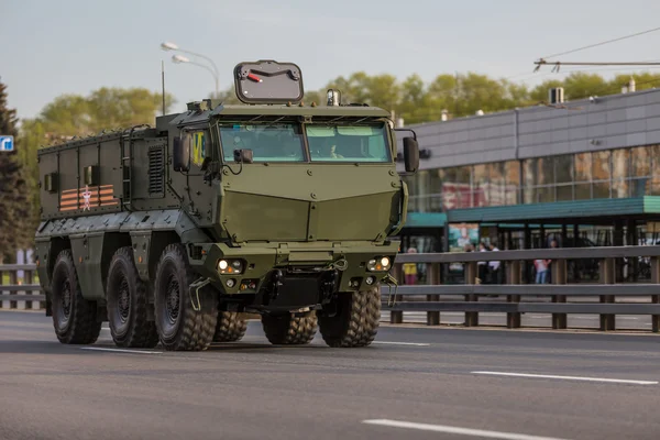 Moscow, Rusland - 9 mei 2015: Militaire vervoer op zijn rug manier na overwinning Day Parade — Stockfoto