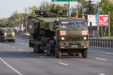 Moskova, Rusya - 9 Mayıs 2015: Askeri taşıma sırtında bastıktan sonra zafer günü yürüyüşü
