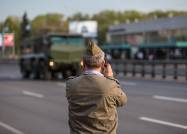 Moskova, Rusya - 9 Mayıs 2015: Askeri taşıma sırtında bastıktan sonra zafer günü yürüyüşü